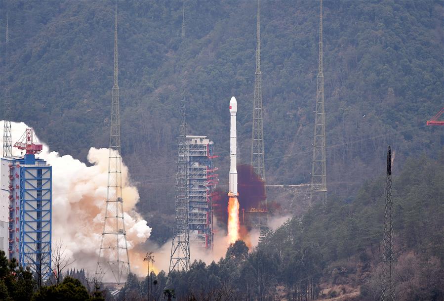 2月1日15时29分，我国在西昌卫星发射中心用长征三号丙运载火箭（及远征一号上面级）成功将1颗北斗导航卫星送入预定轨道。新华社记者 薛玉斌 摄